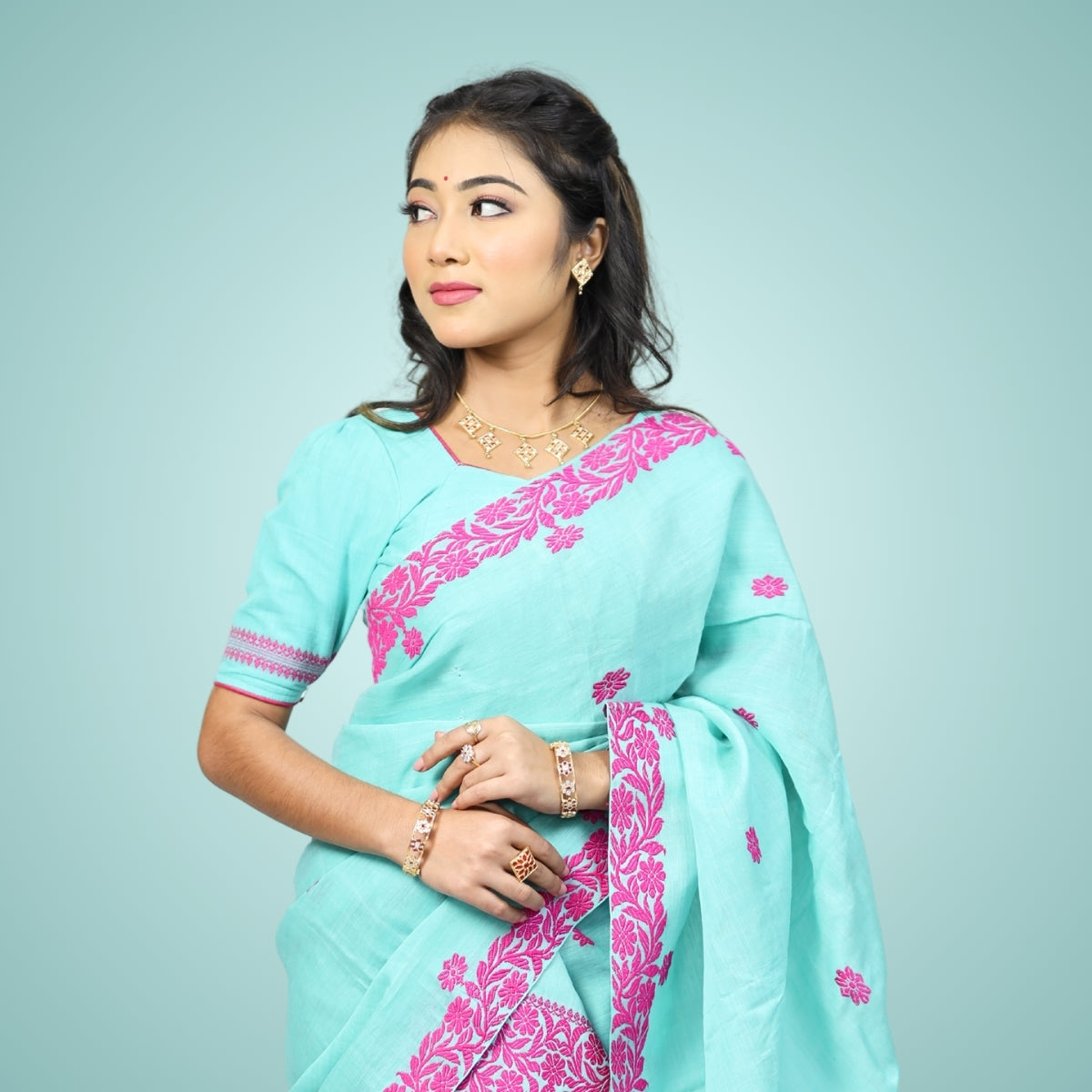 Woman wearing Nuni cotton mekhela sador from Assam