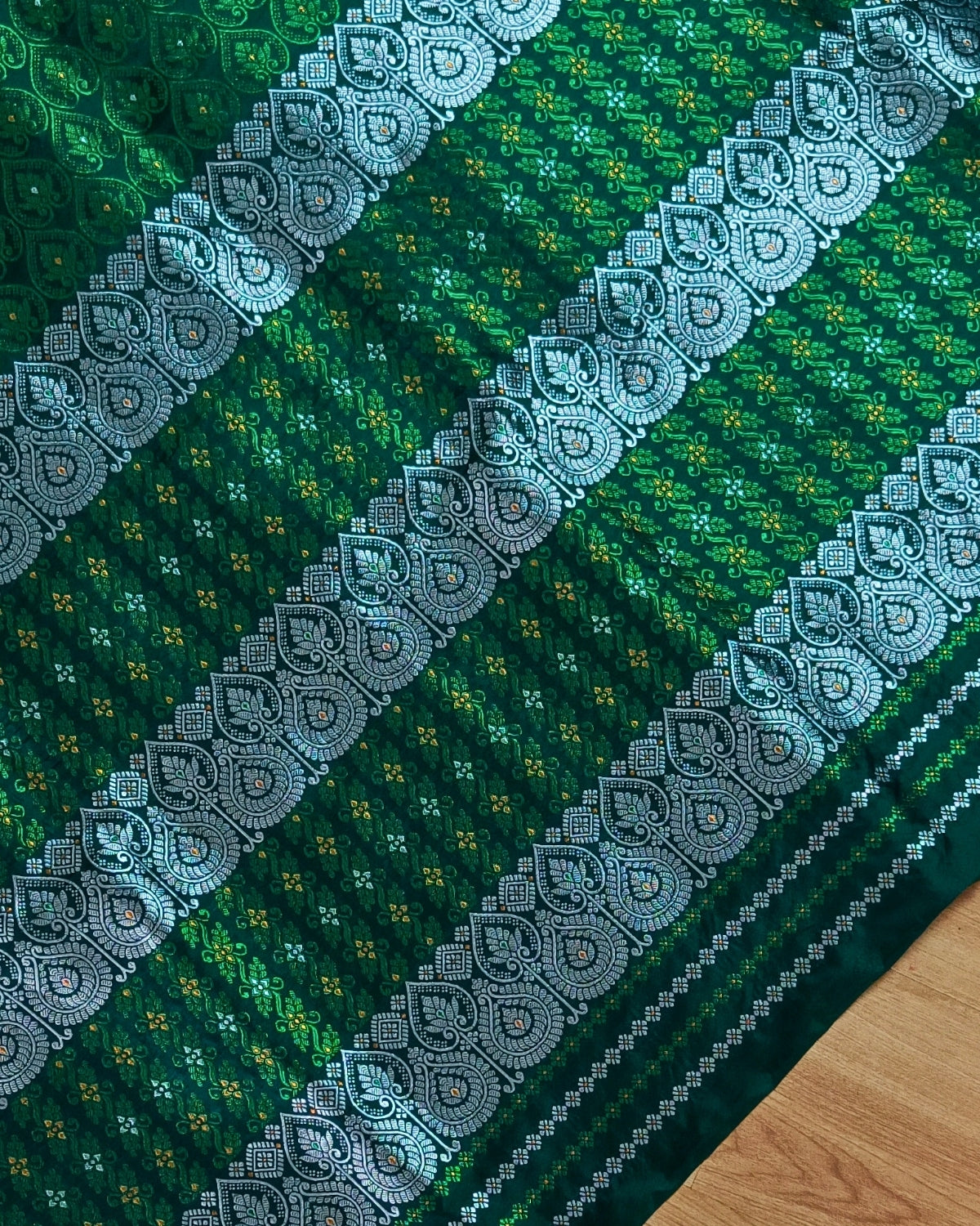 Semi paat mekhela sador - Forest green