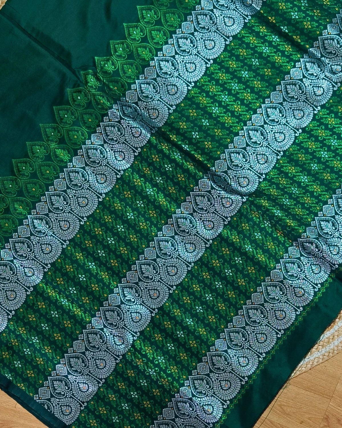 Semi paat mekhela sador - Forest green