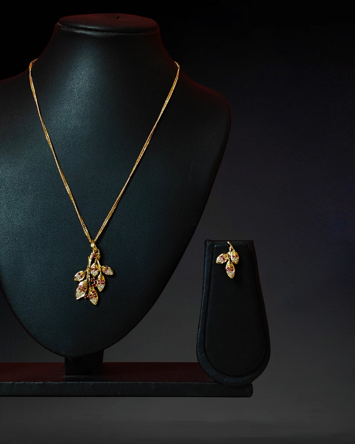 Stone leaf jewellery set